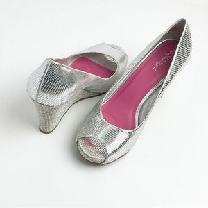 LILLY PULITZER Silver Metallic Resort Chic Peep Toe Wedges, Size 9